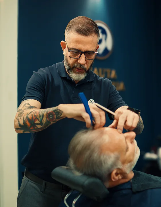Barba feita na navalha