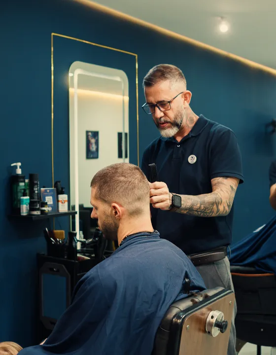 Gilberto finalizando um corte