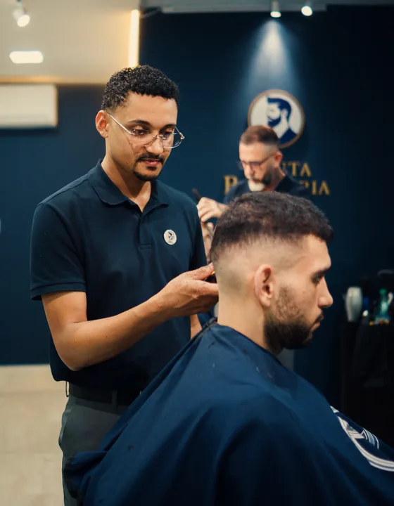 Corte de cabelo em andamento