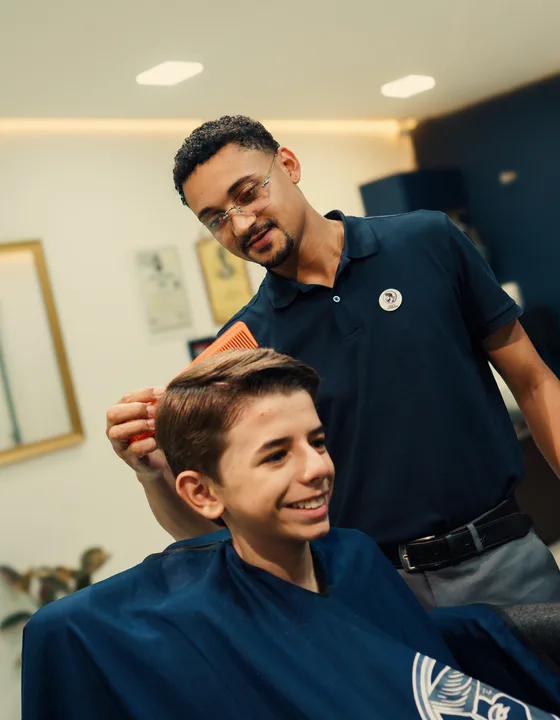 Cliente satisfeito após o corte